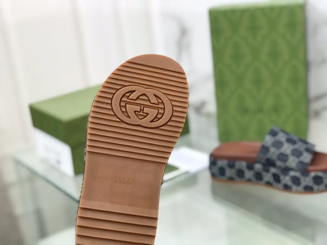 👟👟Ex-factory price 360👟👟 GUCCI counter classic platform slippers, fabric: colorful GG cloth fabric + cowhide lining Outsole: wear-resistant rubber outsole Logo is clear Packaging: the latest original packaging Size: 35 ~ 39 (40, 41 customization is not returnable